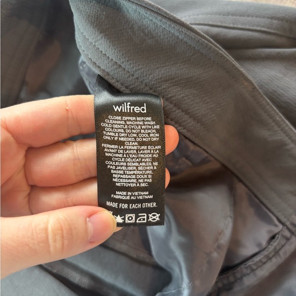 Aritzia Wilfred Project Cargo Pant in a high-rise style and Coal Grey color - Picture 5 of 5